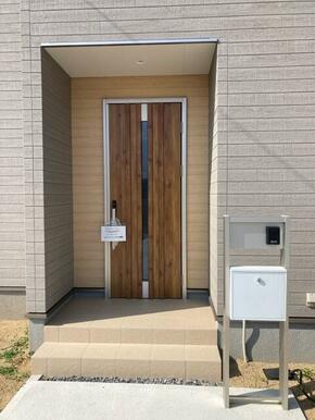 開ければ広がる、閉じれば落ち着く玄関（3号棟）
