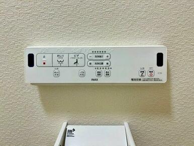 トイレ　温水洗浄便座一体型です