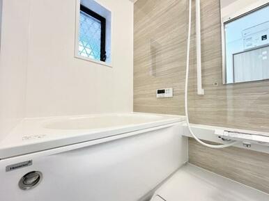「浴室」新品交換済。小窓付きで湿気対策もできます。