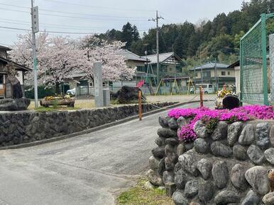 近くの神社です。遊具もありますので、お子様と寛げると思います。