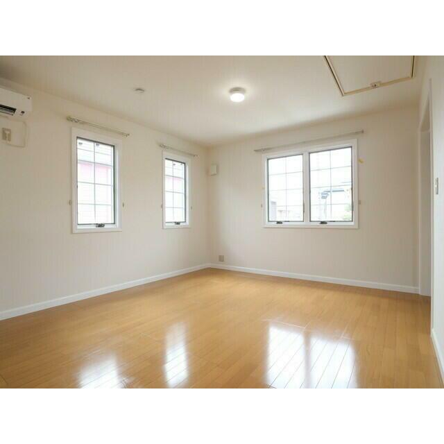 窓が可愛い明るいLDKです☆