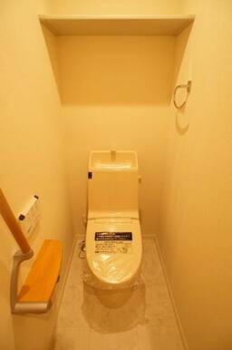独立トイレです。上部には棚が有りペーパーのストック等に大変便利です。ペーパーホルダーも多機能タイプで