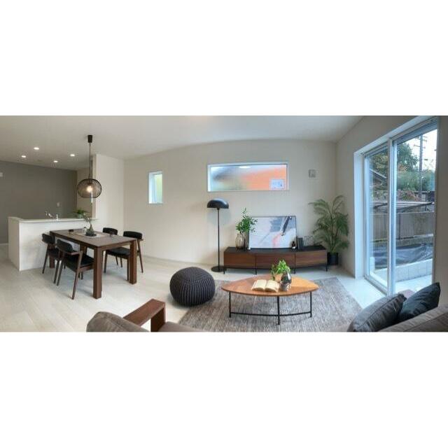 家具の配置で個性が光るリビング（2号棟）