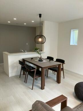 リラックスできる場所だからリビングは家具＆レイアウトにこだわりたい！（2号棟）