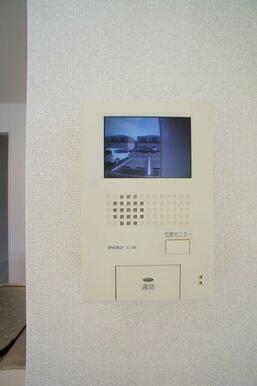 【ＴＶドアホン】お部屋にいながら来訪者の顔を見て話ができるモニター付きインターホンで防犯面も安心♪