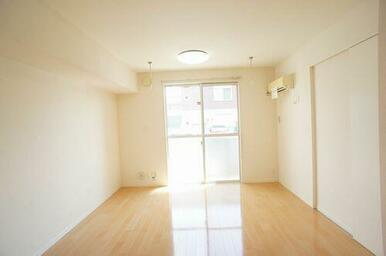 【ＬＤＫ】南側の大きな掃きだし窓から明るい陽射しが降りそそぎ、風がそよぐ快適な空間です◎もちろん冷…