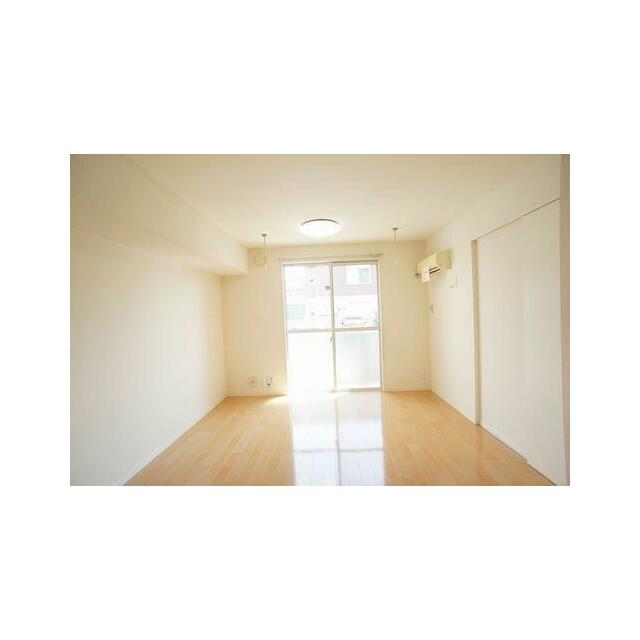 【ＬＤＫ】南側の大きな掃きだし窓から明るい陽射しが降りそそぎ、風がそよぐ快適な空間です◎もちろん冷…