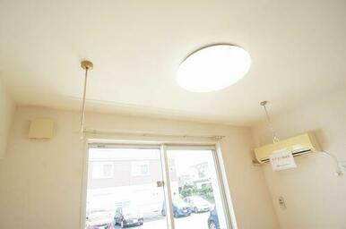 【ホスクリーン】部屋干しに便利な室内物干付きで雨の日や外出時も安心して洗濯物が干せます◎