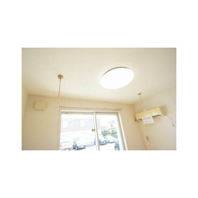 【ホスクリーン】部屋干しに便利な室内物干付きで雨の日や外出時も安心して洗濯物が干せます◎