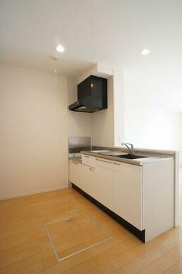 【キッチン】吊戸棚のないオープンカウンターキッチンは、開放的で明るい雰囲気の空間を演出します♪