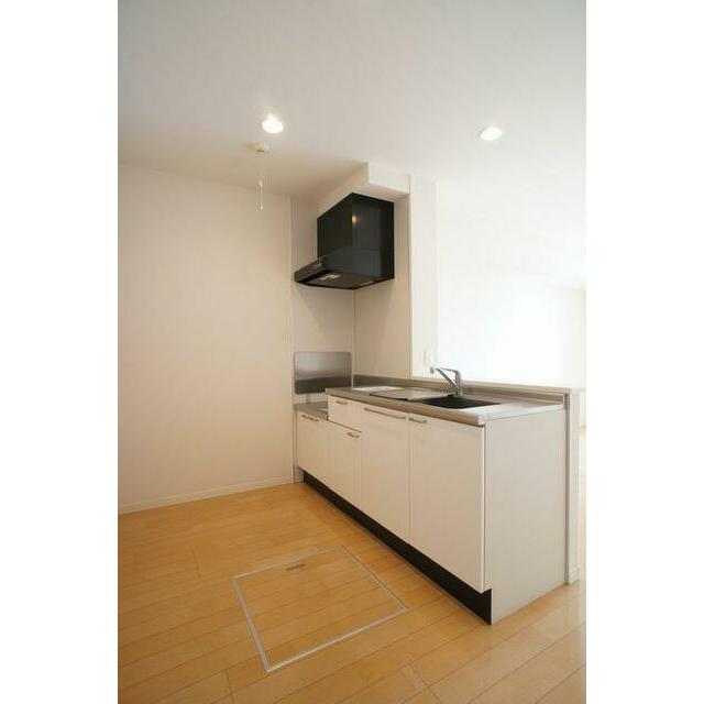 【キッチン】吊戸棚のないオープンカウンターキッチンは、開放的で明るい雰囲気の空間を演出します♪