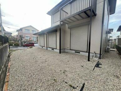 雑草が生えないように砂利をひいてます