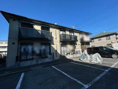 軽量鉄骨造２階建て。