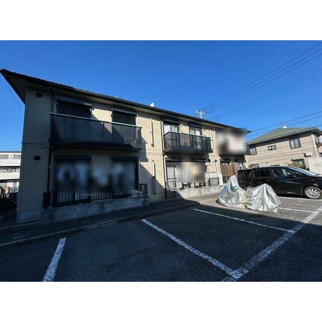 軽量鉄骨造２階建て。