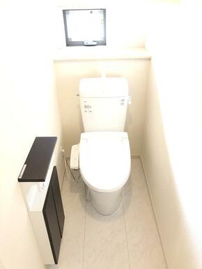 【当社分譲施工例】１階トイレは収納付きです。