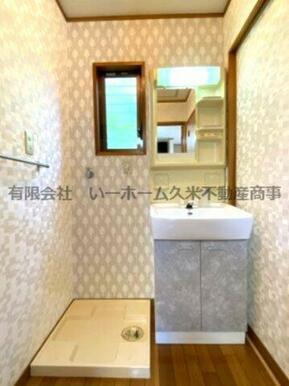 朝の支度にも助かる、独立の洗髪洗面化粧台
