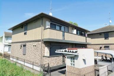 建物横には土手があります。ペットのお散歩にいかがでしょうか。