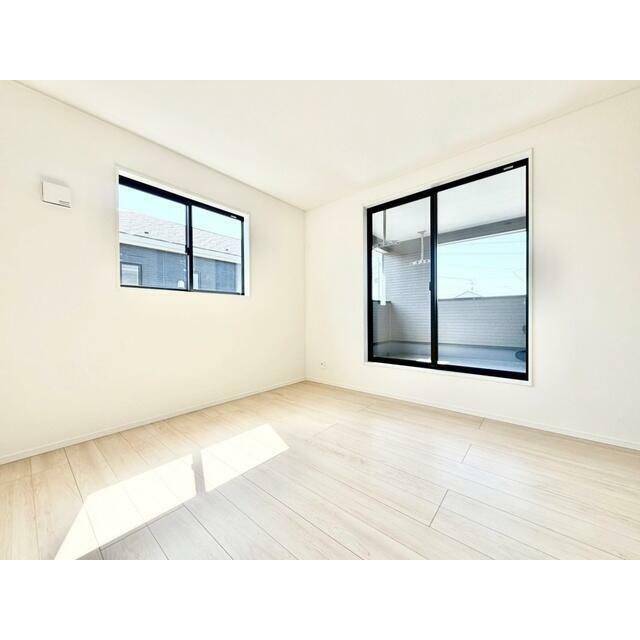 2階洋室には大容量のクローゼットが各部屋にあります。 洋服選びが楽しくなりますね♪