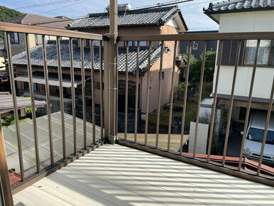 開放的なバルコニーは見晴らしもよく、太陽の温かな温もりをめいっぱい受け止めてくれます。太陽の光と爽やかな風を受けたお洗濯物はあっという間に乾き、取りこむ時には太陽の匂いを感じられそうですね。