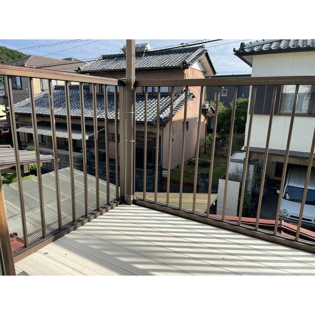 開放的なバルコニーは見晴らしもよく、太陽の温かな温もりをめいっぱい受け止めてくれます。太陽の光と爽やかな風を受けたお洗濯物はあっという間に乾き、取りこむ時には太陽の匂いを感じられそうですね。