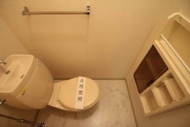 ◆トイレ◆トイレットペーパー他、小物も入れられる壁面収納棚付。
