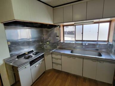 キッチンスペースを撮影！広さは約6.5帖♪キッチン前の窓から陽が射し込みます！