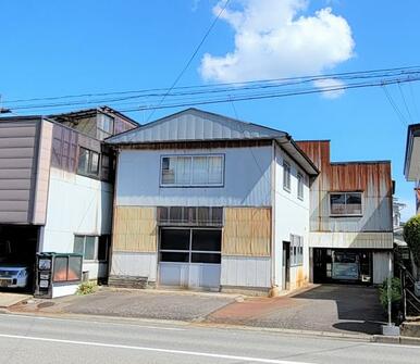 南側の前面道路より撮影！前面道路には歩道が整備され小さなお子様の登下校も安心♪