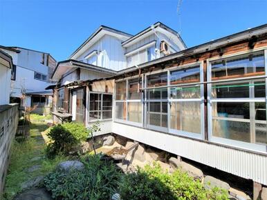 鶴岡市東原町の居住用建物を撮影！南側にサンルームが完備された明るい住まい♪