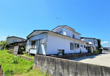 北東側より建物外観を撮影！居室は南側に面し陽当たり良好♪