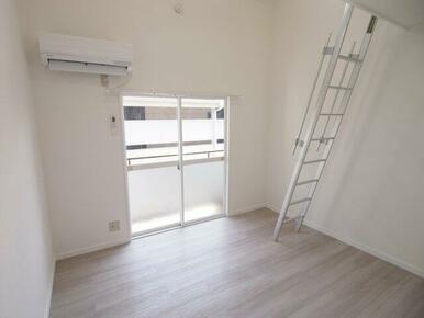 5.3帖洋室、エアコン付き。