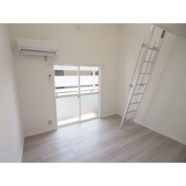 5.3帖洋室、エアコン付き。