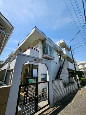 2階建てアパート、敷地内ごみ置き場有。