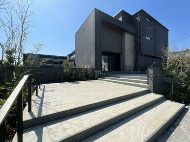 【カーサ　ファミリオ　エントランス】積水ハウス施工・重量鉄骨造３階建ての賃貸住宅です。３５世帯の大…