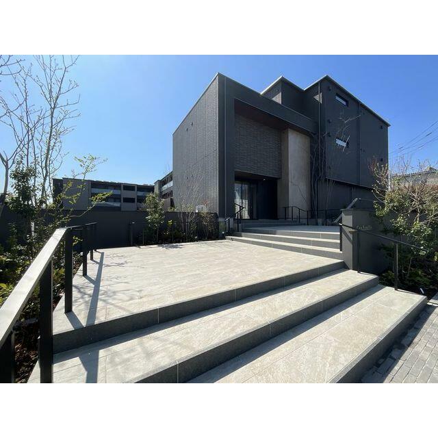 【カーサ　ファミリオ　エントランス】積水ハウス施工・重量鉄骨造３階建ての賃貸住宅です。３５世帯の大…