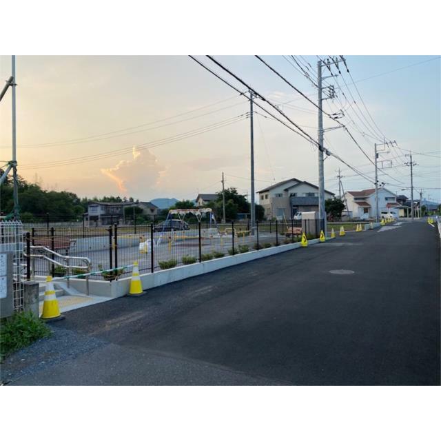 【分譲地入口公園】分譲地内に遊具のある公園があります。日常的に気軽に行けるので便利です。