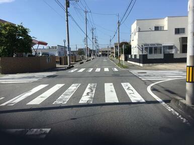 上毛電鉄三俣駅まで北に歩道を通って直進徒歩８分です。