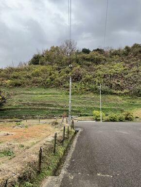 西側道路、北より撮影。