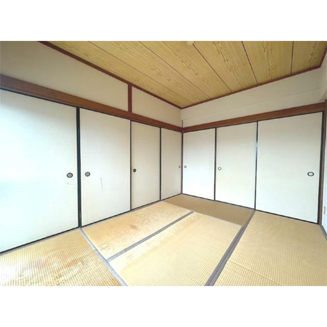 畳敷きの和室は、来客をもてなす空間としても活用できます。押入れも備え、収納力も期待できます。