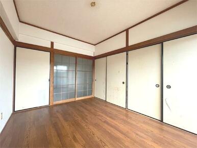 和の趣を感じる居室は、床の間や収納スペースが充実しており、落ち着いた空間を演出します。