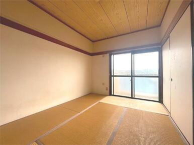 陽光が差し込む和室は、落ち着いた時間を過ごすのに適しています。畳の香りに包まれて、ゆったりとおくつろ