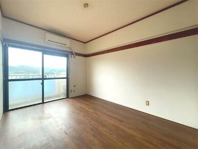 開放感のある窓からは景色が望めます。フローリングのお部屋は家具配置がしやすい空間です。