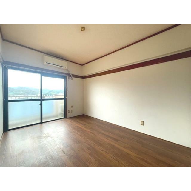 開放感のある窓からは景色が望めます。フローリングのお部屋は家具配置がしやすい空間です。
