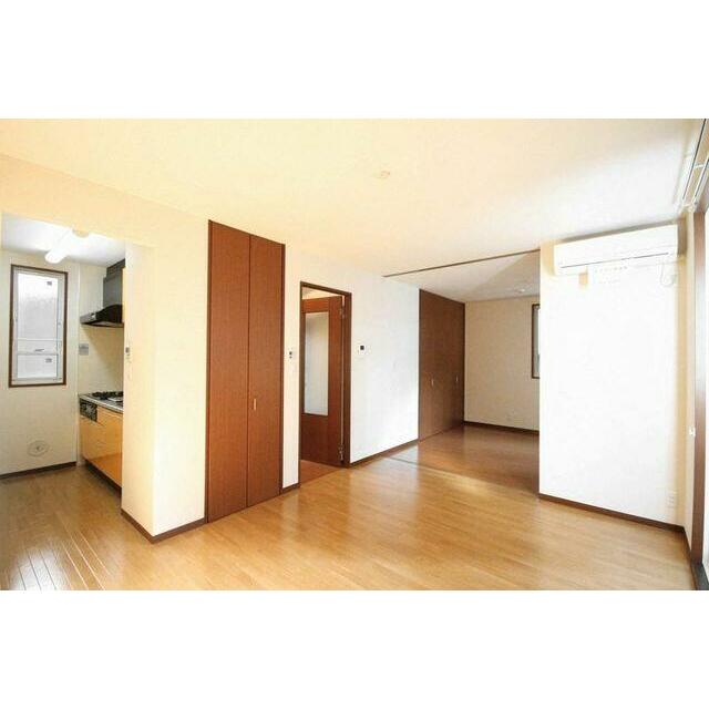 ≪ＬＤＫ≫広さ１０帖、アクセントクロス、エアコン一基、居室照明、物入れ、防犯シャッター、防犯合せガ…