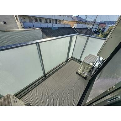 バルコニーで洗濯物やお布団が干せます