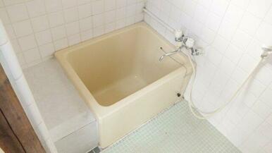 お風呂に窓付きです。