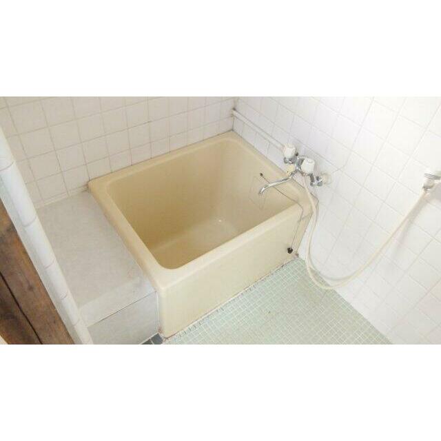 お風呂に窓付きです。