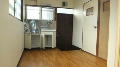 キッチンのフローリングがキレイです。