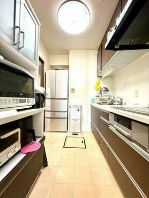 機能性と美しさを兼ね備えたシステムキッチン。ゆとりある通路幅で、家事動線にも配慮された快適なレイアウ