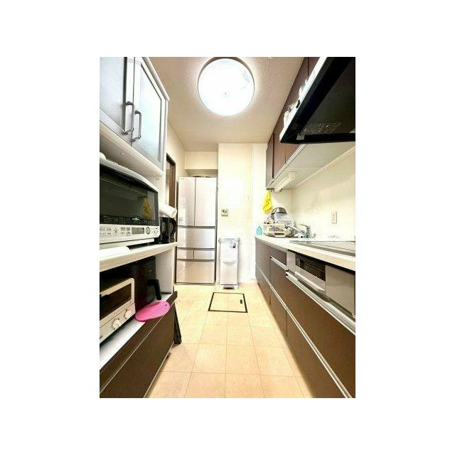 機能性と美しさを兼ね備えたシステムキッチン。ゆとりある通路幅で、家事動線にも配慮された快適なレイアウ