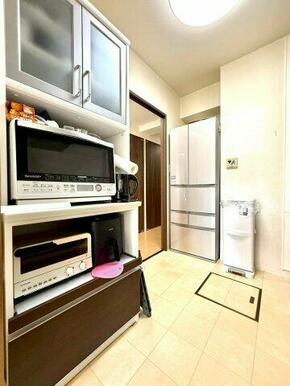 電子レンジや家電をすっきり配置できる造作収納。生活感を抑えつつ、スタイリッシュに整ったキッチンスペー